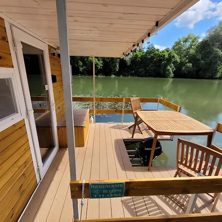 Bodrogpart Uszohaz Bateau-hôtel