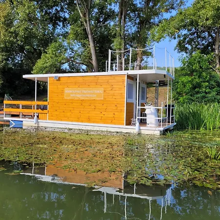 Bodrogpart úszóház Botel