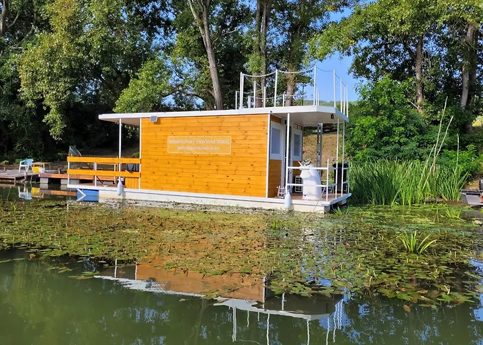 Bodrogpart úszóház Botel